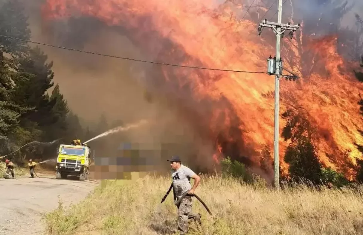 El fuego arrasa El Bolsón en una de las jornadas más críticas