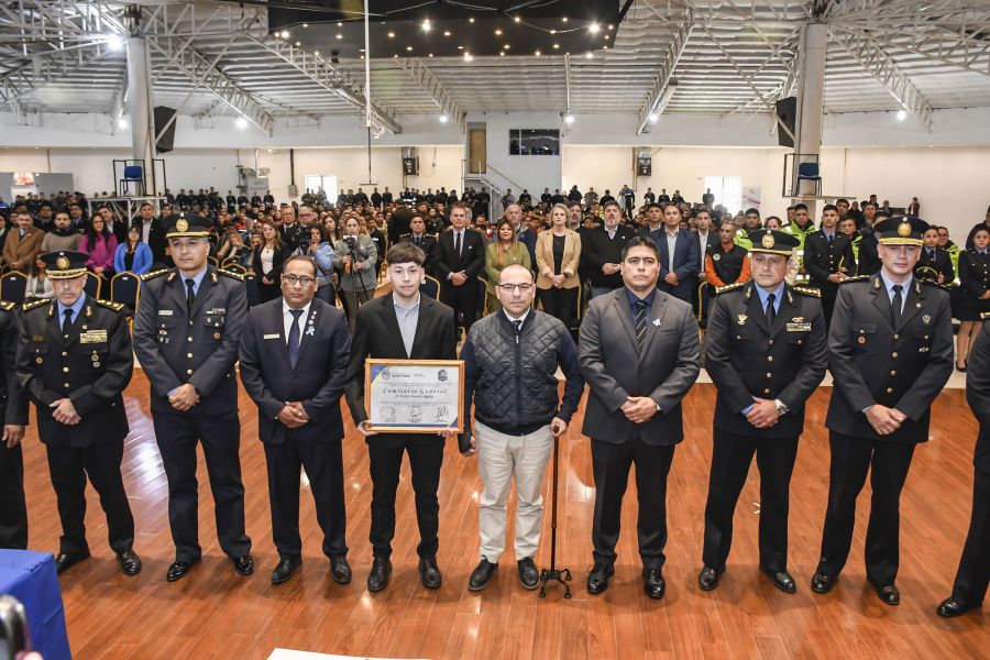 Vidal anunció la construcción de 120 viviendas para la Policía de Santa Cruz