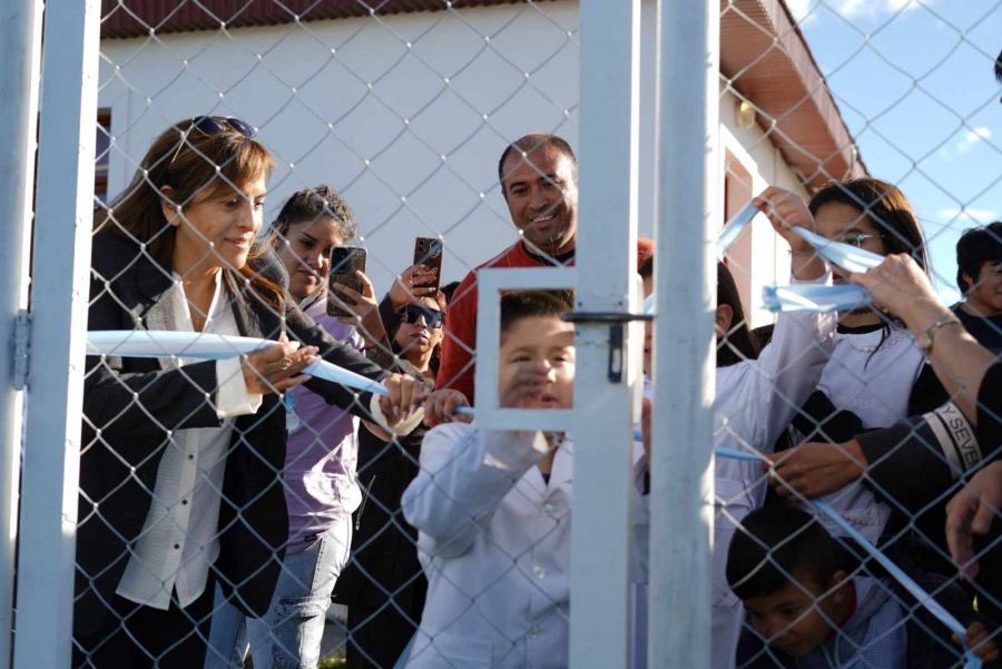 El Gobierno de Santa Cruz inauguró una cancha en la Escuela Rural de Fuentes Del Coyle